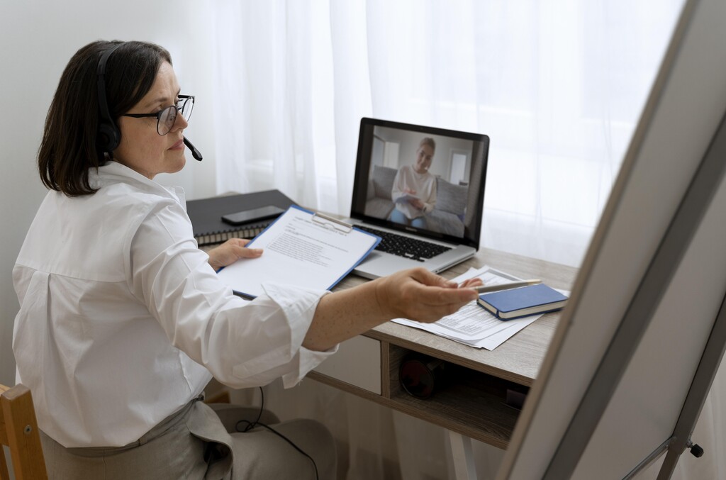 Mulher conversando sobre como montar um escritório de advocacia virtual