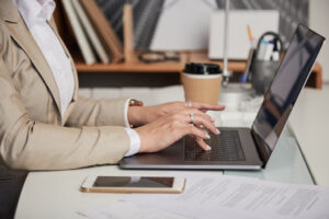 Homem informando-se sobre escritório de advocacia virtual