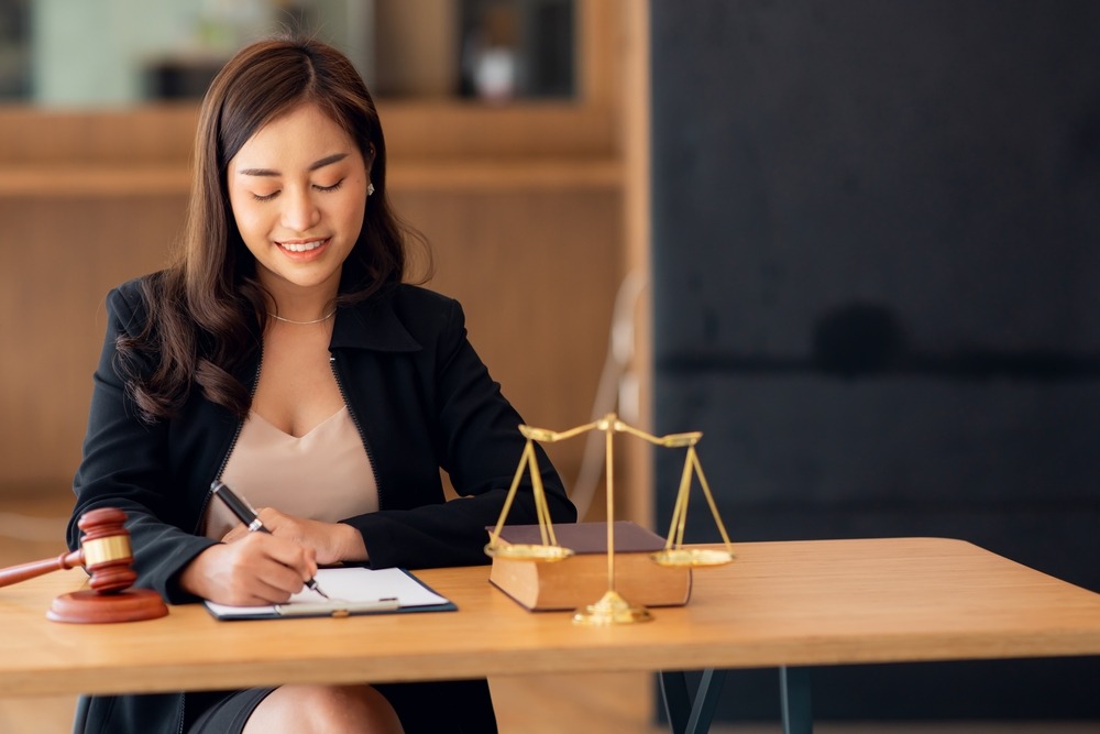 Mulher sabendo a importância do planejamento estratégico para escritório de advocacia