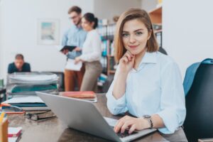 mulher fazendo planejamento estratégico para seu escritório de advocacia