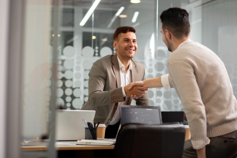 Advogado apertando mão de cliente cumprimentando