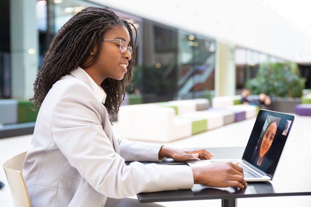 Mulher fazendo audiência online em notebook