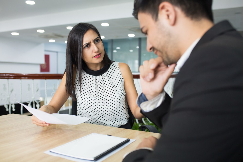 Cliente brava discutindo com o advogado