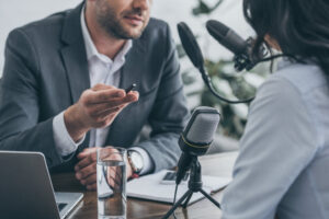 Advogado gravando um podcast