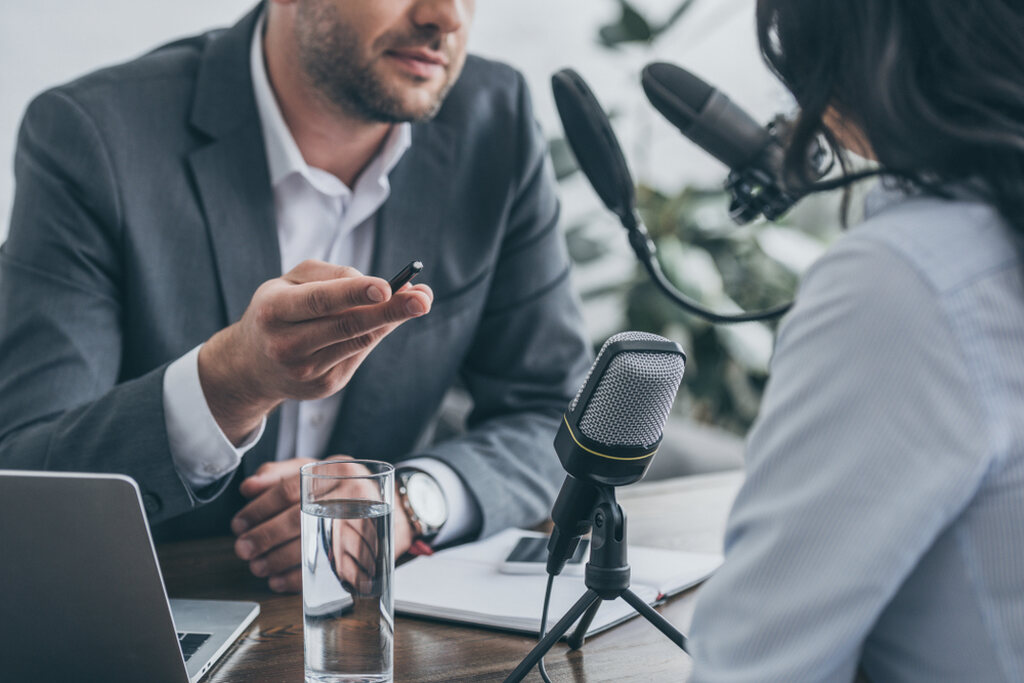 Advogado gravando um podcast