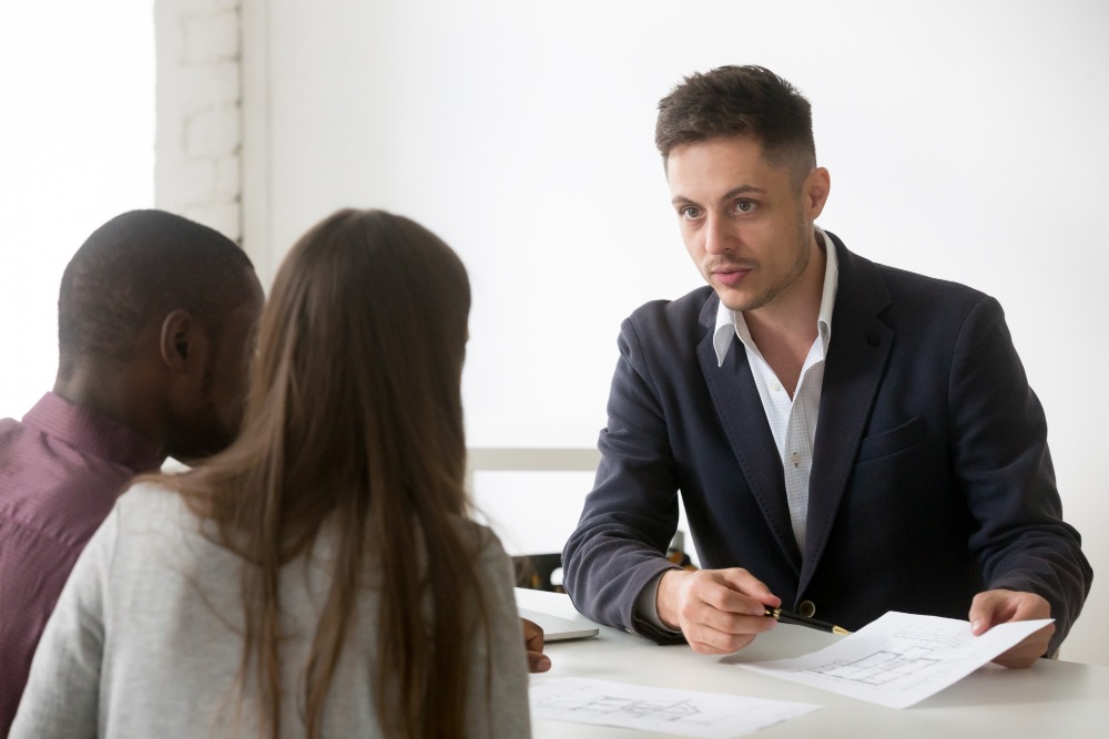 Advogado conversando com clientes