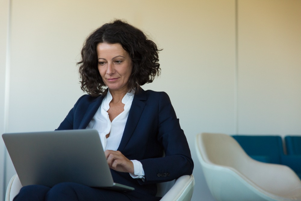 Mulher mexendo em notebook pesquisando sobre diligências jurídicas