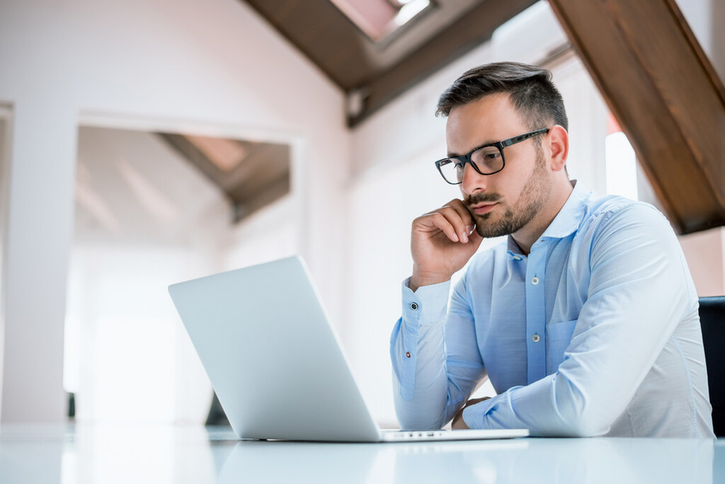 Estudante de direito mexendo em notebook