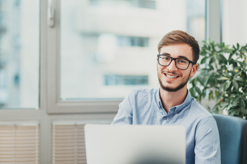 Estudante de direito com notebook sorrindo